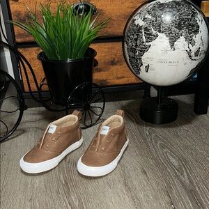 🦋Toms Brown and White Sneakers with Padded Collar 5/25$